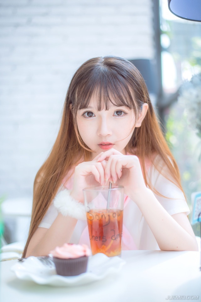 至于伏德为何会在这里，却是诸葛亮临走前派他给陈到送来一封书信，至于信的内容，伏德曾经偷偷打开过，但只是很寻常的嘱托，并未有太多信息表露出来，但陈到在看过信之后，只是淡淡的扫了伏德一眼之后，告诉伏德：“军师在信中说你文武双全，是员不可多得的人才，既然如此，便留在江夏吧。”